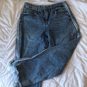 size 6 med wash cropped mom jeans w/zipper on side
